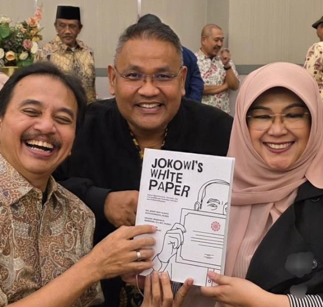 Dua penulis buku 'Jokowi's White Paper' Roy Suryo dan dokter Tifa. [Instagram]